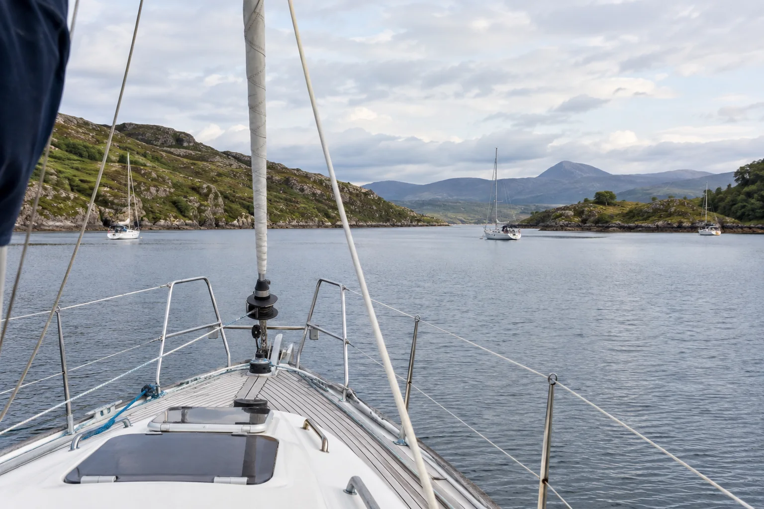 boat entering an anchorage with good anchoring techniques
